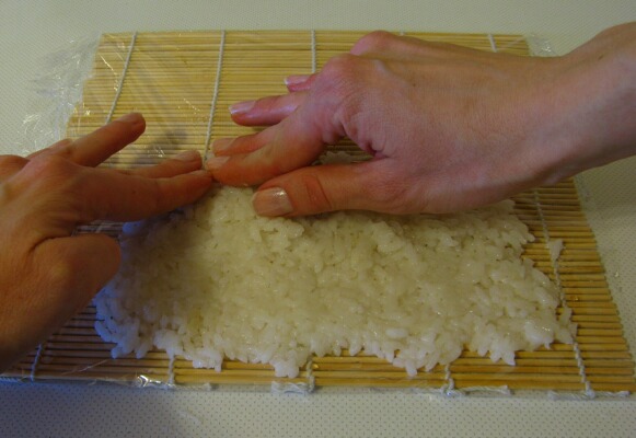 выкладываем на циновку остывший рис