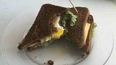 Сырный тост с яйцом