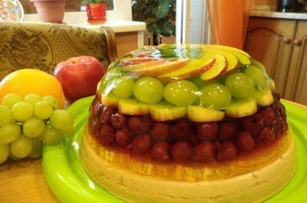 Желейный торт с фруктами и сметаной